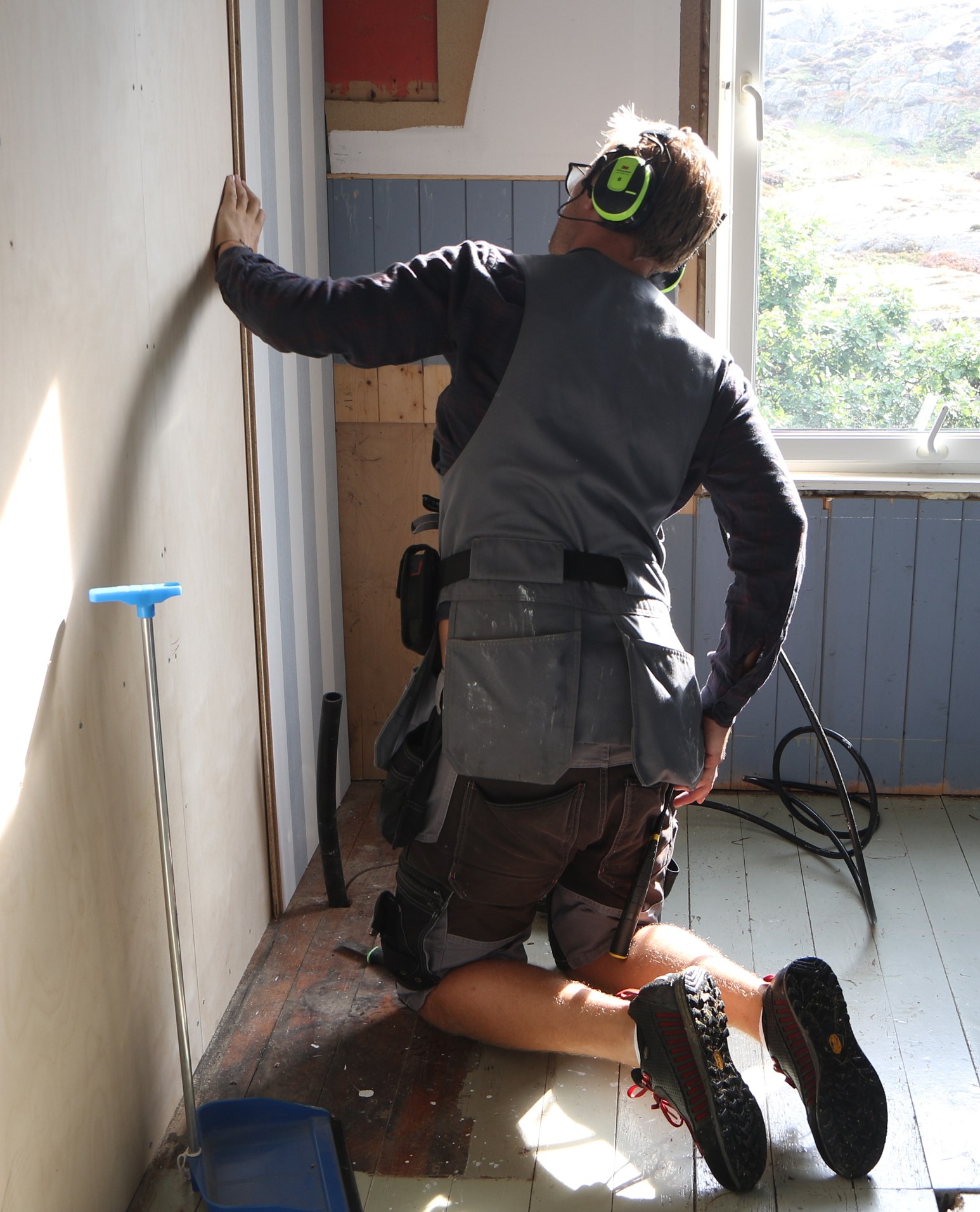 Ferdig tapetserte plater på hytta