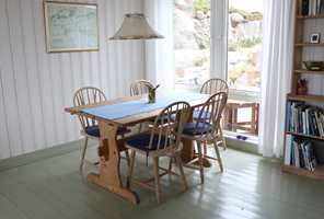 <b>TREMØBLER:</b> Det gamle spisestuebordet og de klassiske stolene får bli med videre.