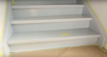 <b>TRINN TO:</b> Når de første trinnene er malt og malingen har tørket, flytter du maskeringstapen over til dem. Så maler du resten av trappen. 
