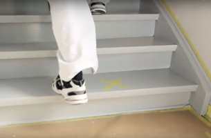 GÅ TRYGT: Når du har markert de tørre trappetrinnene, kan du gå trygt på dem i trappen, uten å ødelegge malingsfilmen. 
