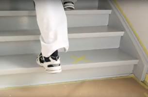 <b>GÅ TRYGT:</b> Når du har markert de tørre trappetrinnene, kan du gå trygt på dem i trappen, uten å ødelegge malingsfilmen. 