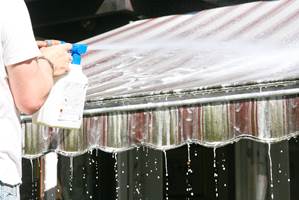 MARKISE: Når du vasker terrassen bør du også sørge for rene markiser. Sur nedbør og pollen kan gi misfarging. 