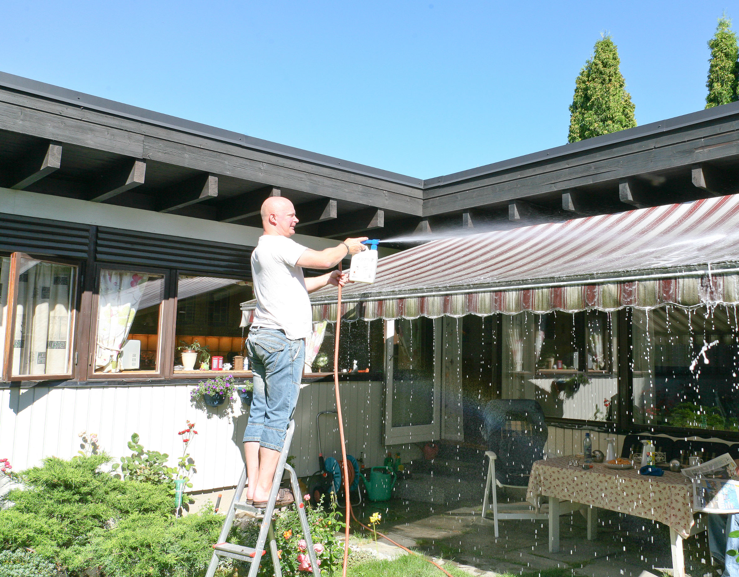 MARKISERENS: Gi markisen en skikkelig vask, så er den klar for den store dagen. Her brukes det markiserens fra Nitor/Alfort. (Foto: Chera Westman/ifi.no)