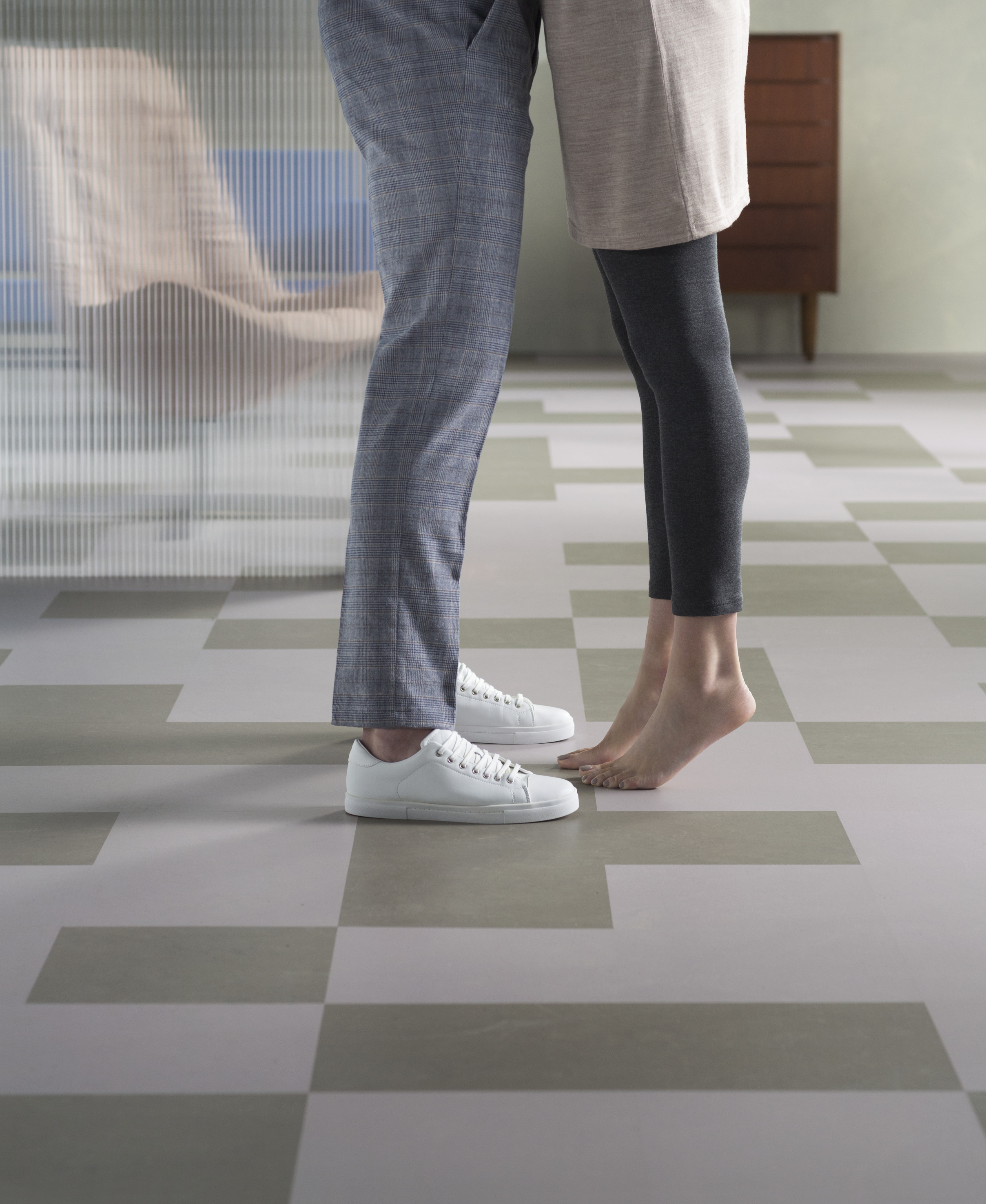 FORSIKTIG: På gulvet er det også rom for å tenke grønt. Vil du bare ha en anelse kan man gjøre som her: Linoleumsflisene Marmoleum Click i beige og dus grønt virker mykt og stillferdig selv om det er lagt i mønster. Gulvet føres av Forbo Flooring.