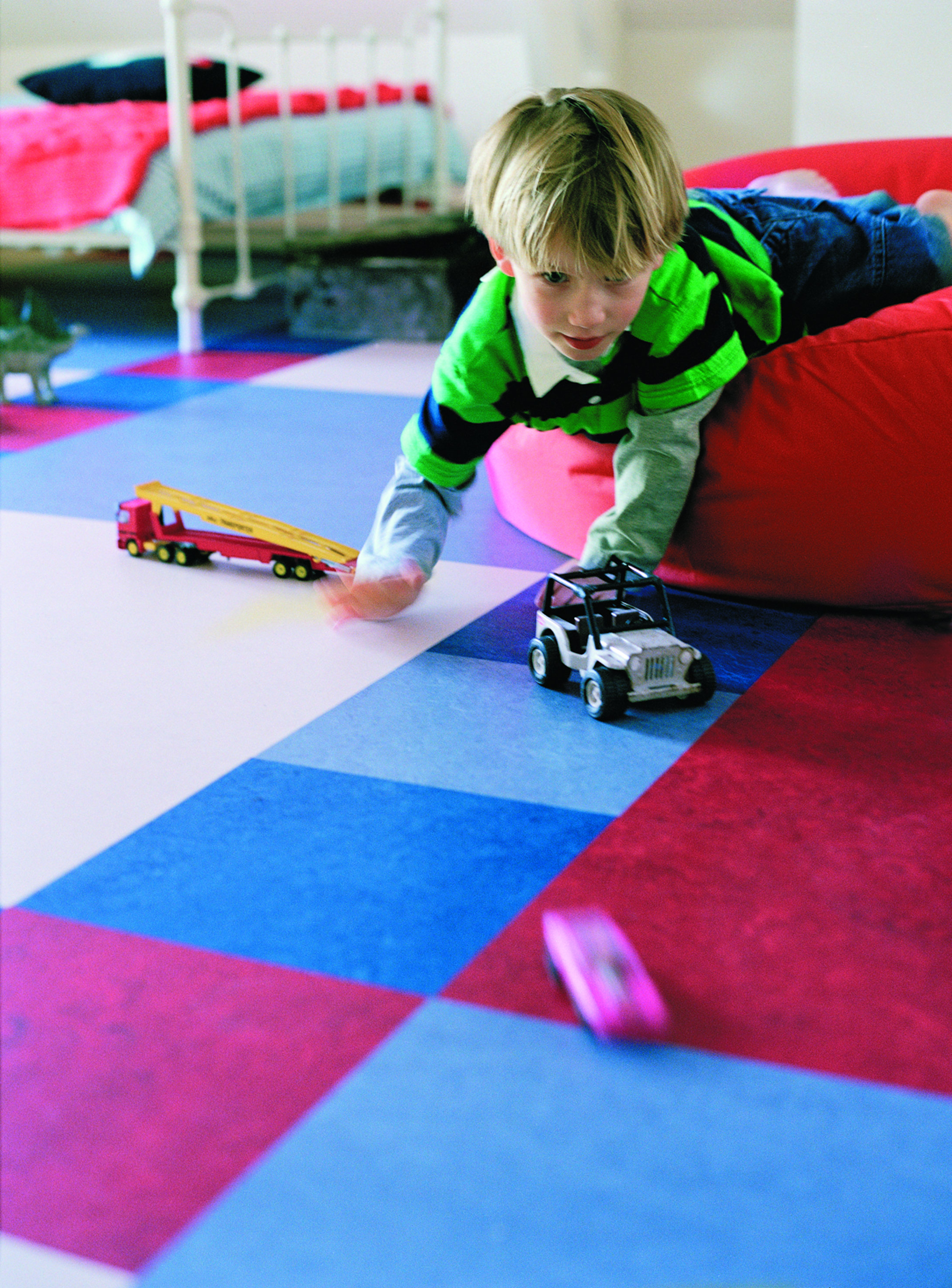 I et barnerom b&oslash;r gulvet v&aelig;re lettstelt, varmt &aring; sitte p&aring; og gjerne ha gode akustiske egenskaper.