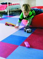 I et barnerom bør gulvet være lettstelt, varmt å sitte på og gjerne ha gode akustiske egenskaper. 