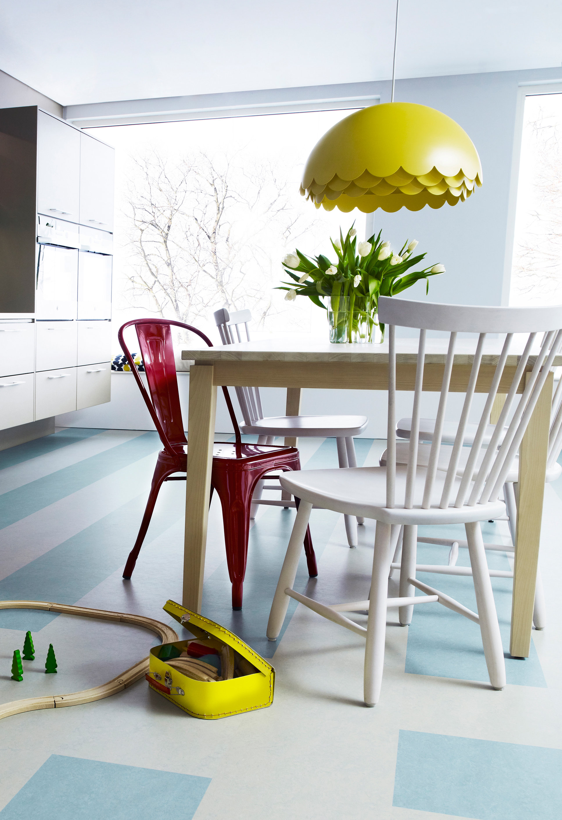 LAMPE: Denne er i gul plast, men du kan også lage en selv med spraylakk på et loppefunn. Gulvet er fra Forbo Flooring. (Foto: Forbo Flooring)