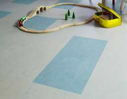 <b>KLIKK:</b> Med klikklinoleum kan du sette sammen fliser i ulike farger for å få et helt unikt gulv. Her er det brukt Marmoleum klikk fra Forbo Flooring. (Foto: Forbo Flooring)