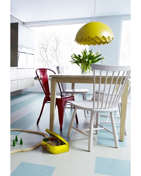 LAMPE: Denne er i gul plast, men du kan også lage en selv med spraylakk på et loppefunn. Gulvet er fra Forbo Flooring. (Foto: Forbo Flooring)