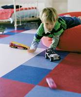 Mye av barnas lek foregår på gulvet, og da er det lurt å velge et gulv som er mykt, slitesterkt og varmt å gå på. Linoleum er både praktisk og sprekt. (Forbo)