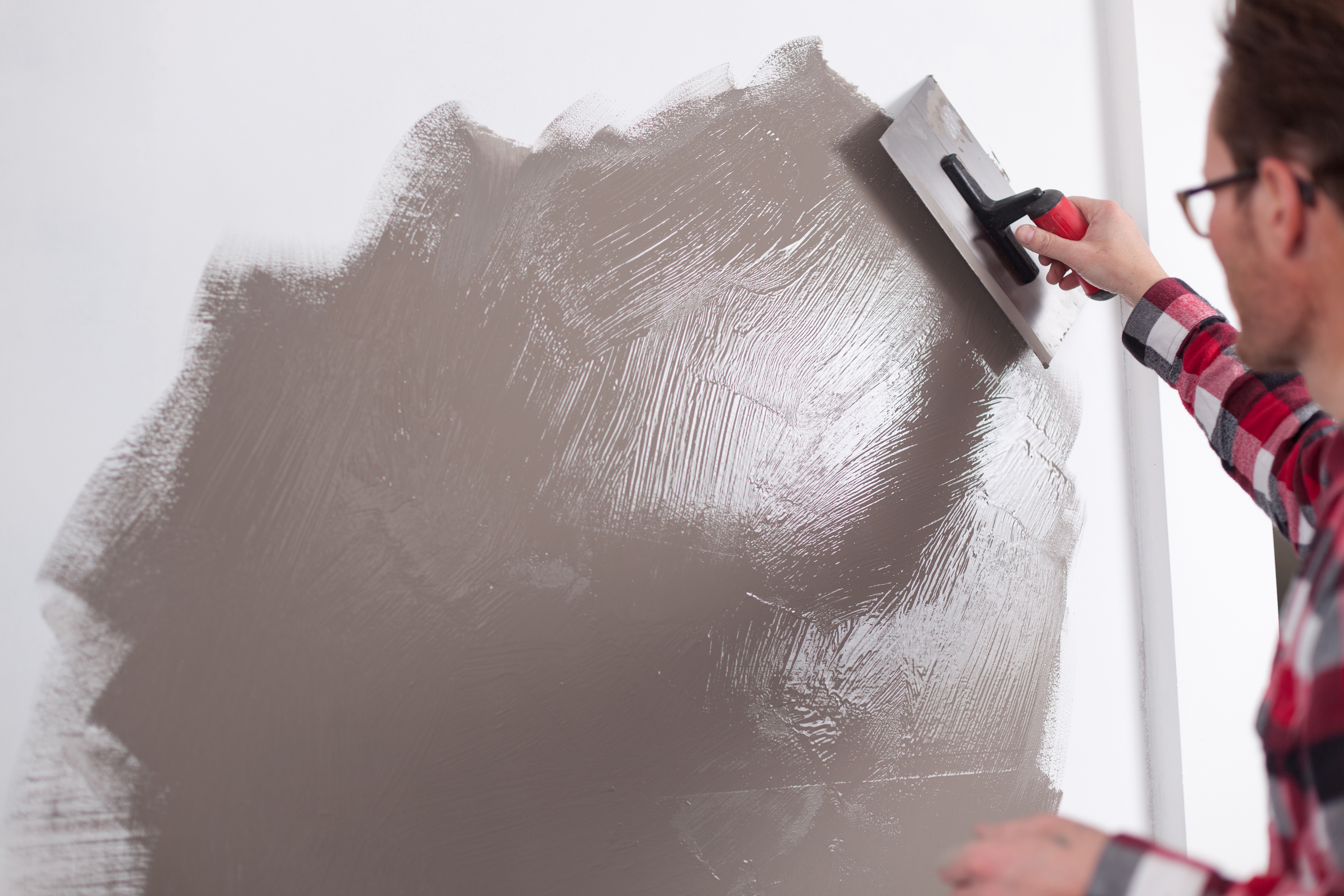 Bearbeid den våte malingen med en stålsparkell eller et pussebrett, i lette drag.