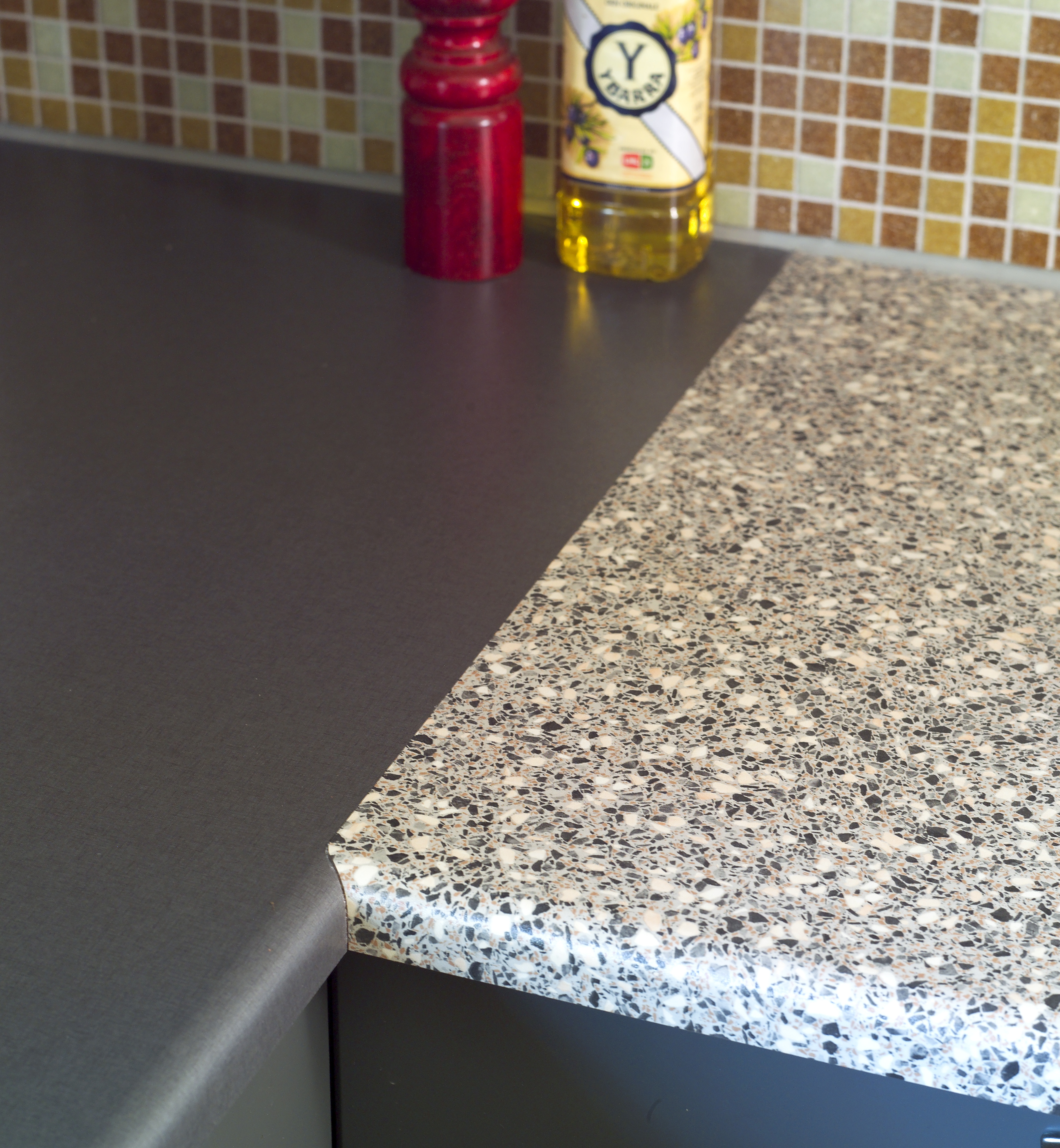 Å male en benkeplate i laminat kan være en midlertidig løsning. 