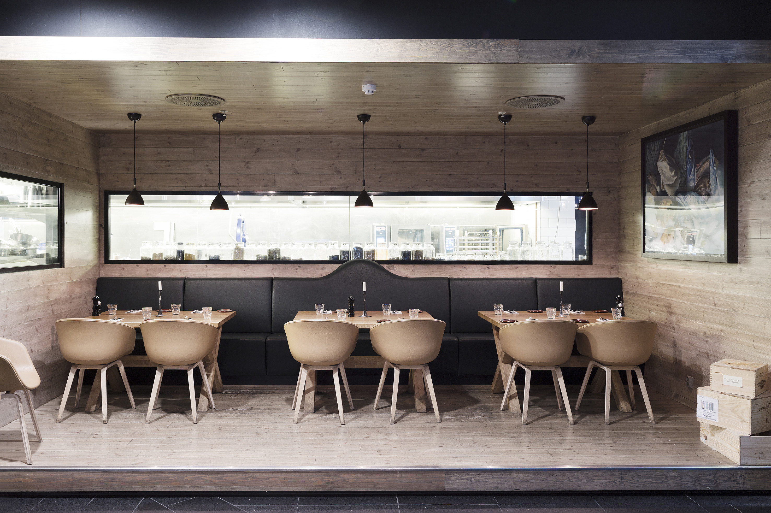 Hos Maschmanns mattorg kan kundene spise i lune omgivelser. Interiøret er tegnet av interiørarkitektene MNIL Kjersti Hoel Gazzola og Anne Sofie Fet fra Romlaboratoriet AS. Foto: Elisabeth Aarhus