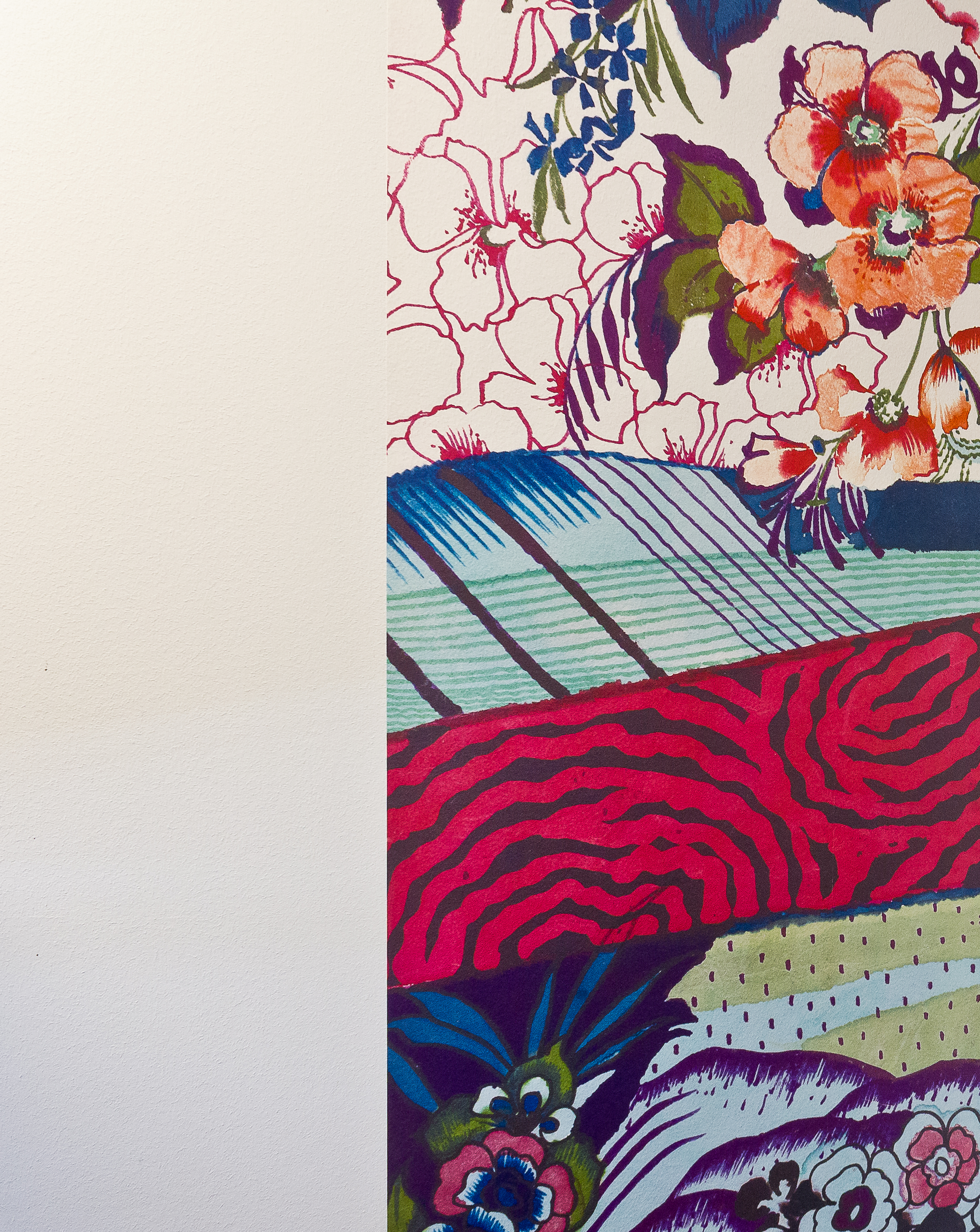 Her er det satt opp et fototapet, og den hvite veggen skal få farge som stemmer overens med, og fremhever tapetet. 