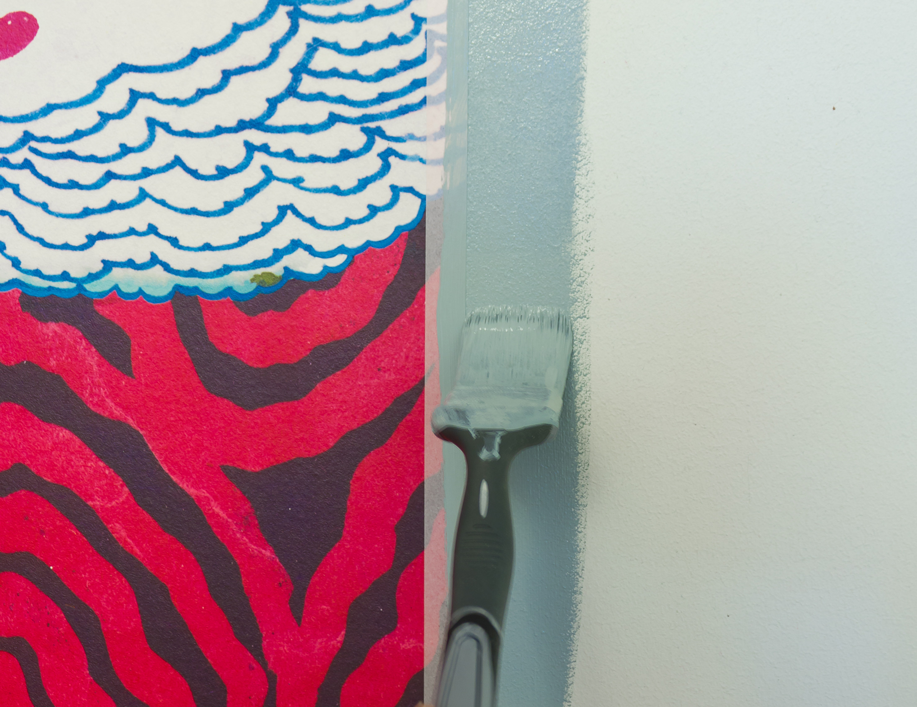 Få malingen på veggen, ikke på tapetet