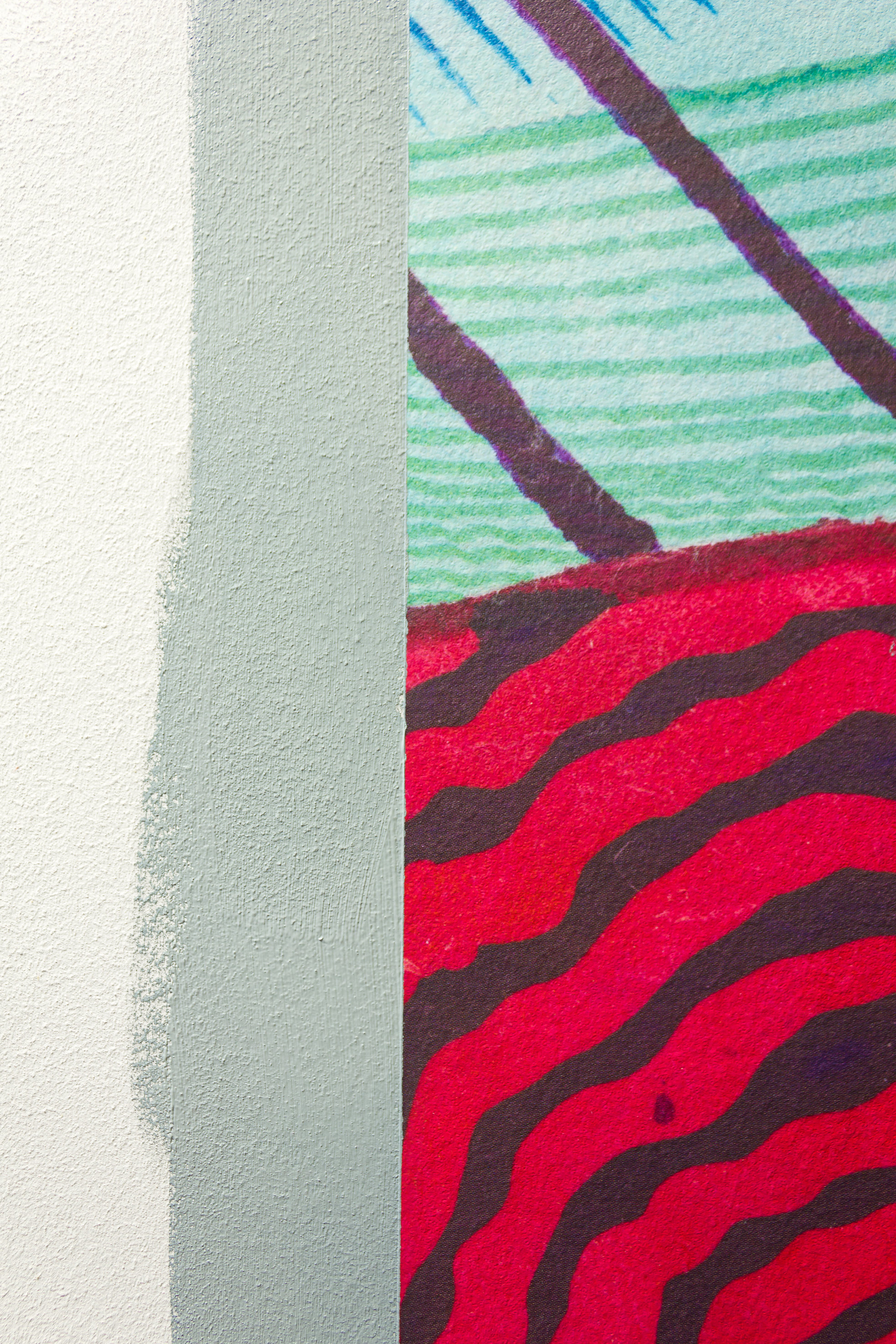 Hvis tapen fjernes mens malingen fortsatt er våt, kryper den ikke inn under tapen og tørker på tapetet. 