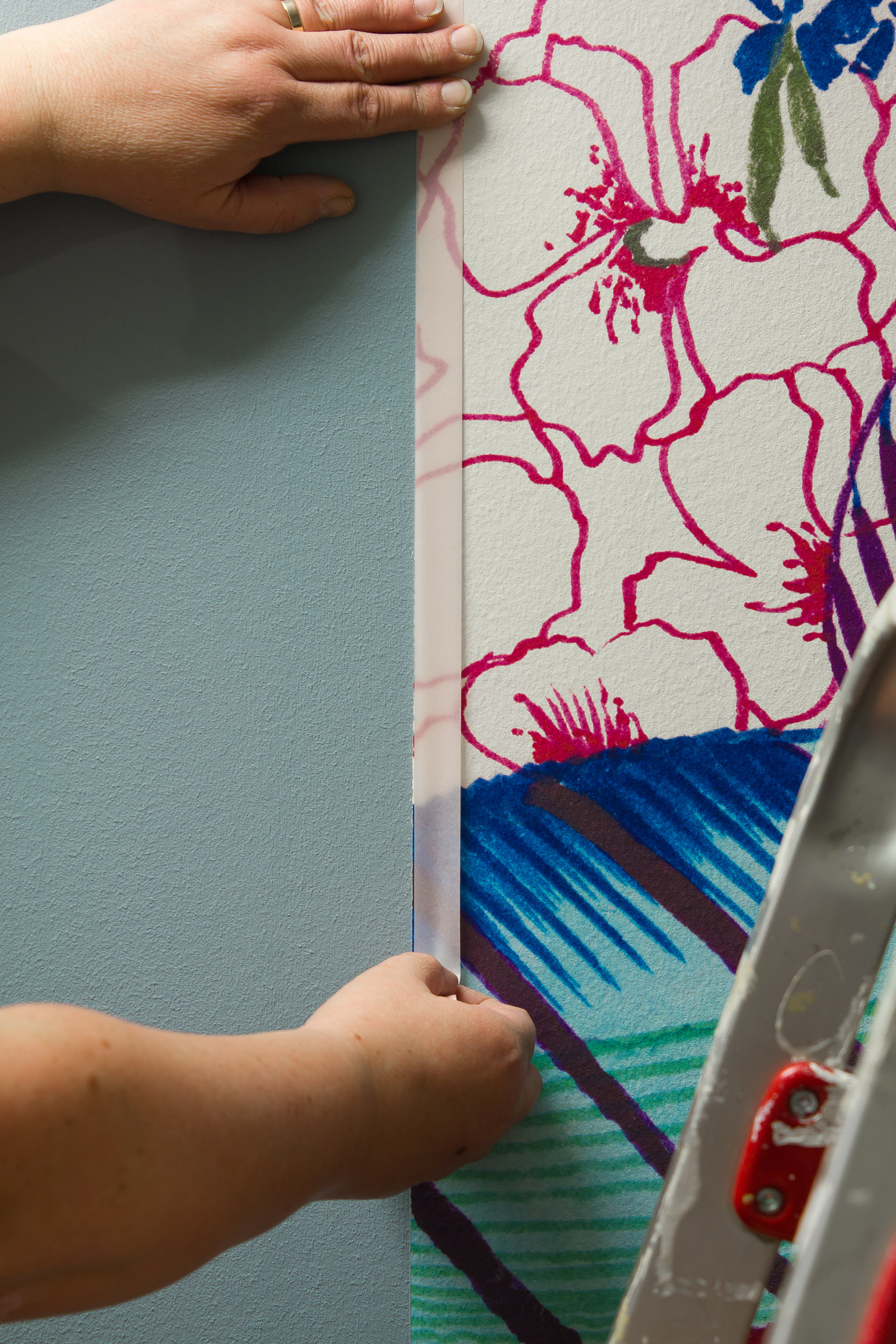 Før vi maler andre strøk, setter vi opp nye tape. 