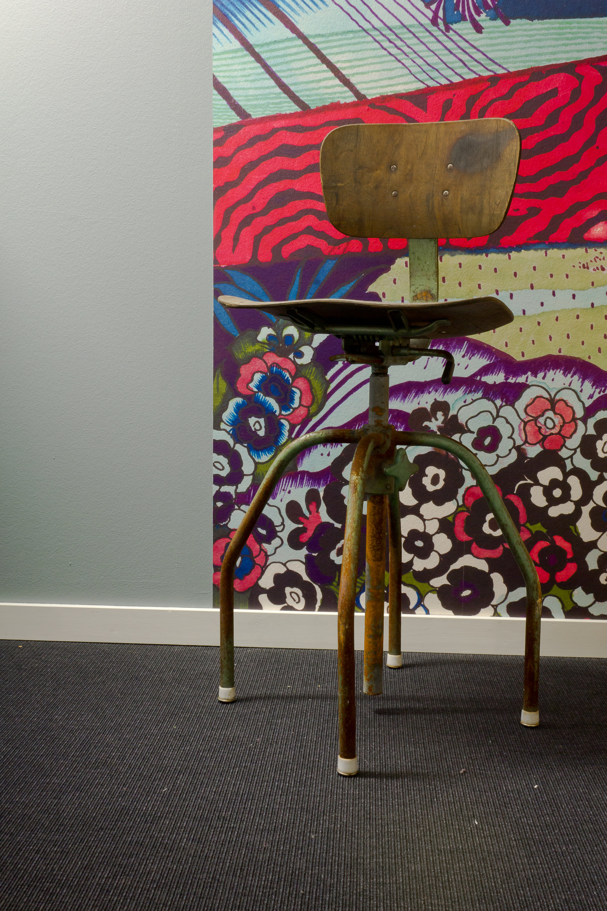 Resultatet er en veggfarge som passer bedre med tapetet, og ingen maling har havnet på fototapetet. 