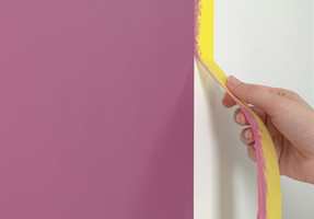 I denne videoen kan du lære hvordan du får knivskarpe kanter når du maler en vegg i to farger.