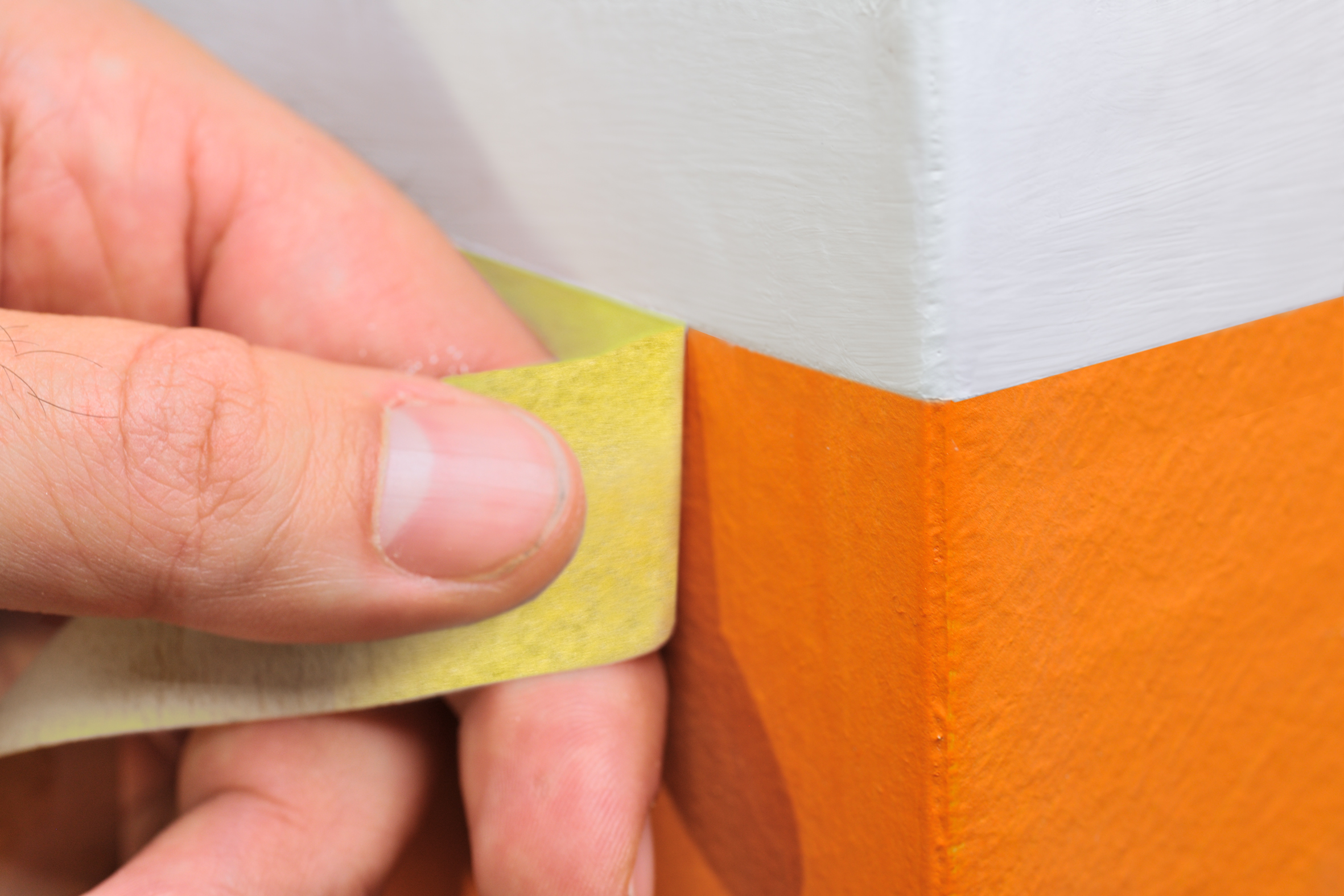 Maskeringsteip finnes i mange bredder.