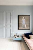 <b>GULVDRØM:</b> Et nymalt gulv kan gjøre hele forskjellen. På dette lekre soverommet er veggen malt med Classico Polar Blue, mens gulvet er malt med Carazzo White.