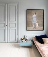 GULVDRØM: Et nymalt gulv kan gjøre hele forskjellen. På dette lekre soverommet er veggen malt med Classico Polar Blue, mens gulvet er malt med Carazzo White.