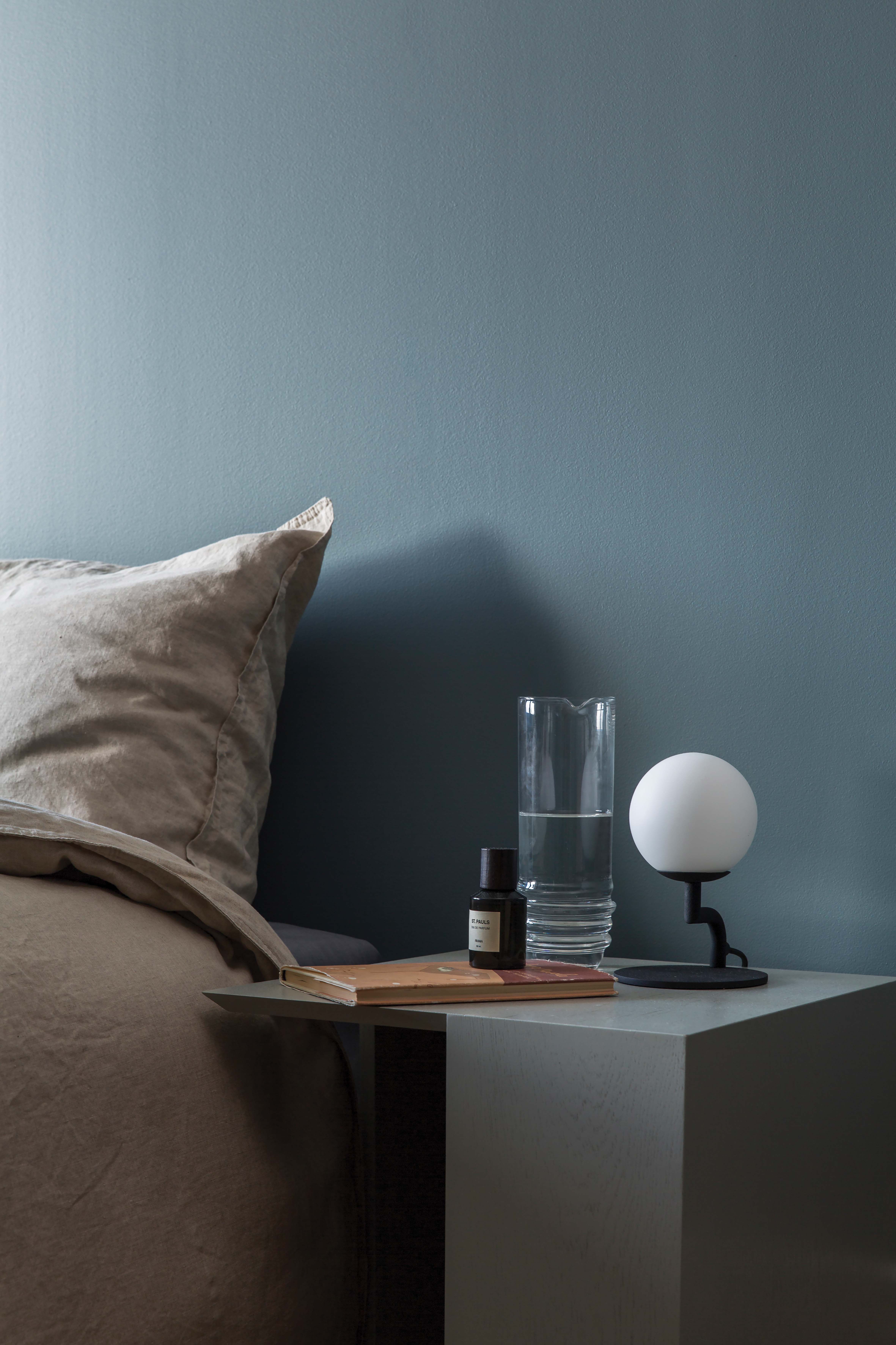 Matt, blå maling på soverommet