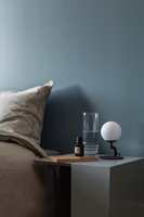 BLÅTT: Mange går for blått på soverommet – en farge som er kjent for å påvirke søvnen positivt. Med matt finish, som med Butinox Interiør Stue & Sov Matt, blir den ekstra behagelig. Her i fargen 5936 Dypt Vann. 