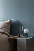 <b>BLÅTT:</b> Mange går for blått på soverommet – en farge som er kjent for å påvirke søvnen positivt. Med matt finish, som med Butinox Interiør Stue & Sov Matt, blir den ekstra behagelig. Her i fargen 5936 Dypt Vann. 