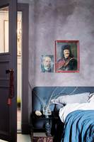 DEMPET LIV: Med kalkmaling kan du få levende, spennende vegger på soverommet. Veggene på dette soverommet er malt med Fresco kalkmaling i fargen Aubergine, fra Pure & Original. 