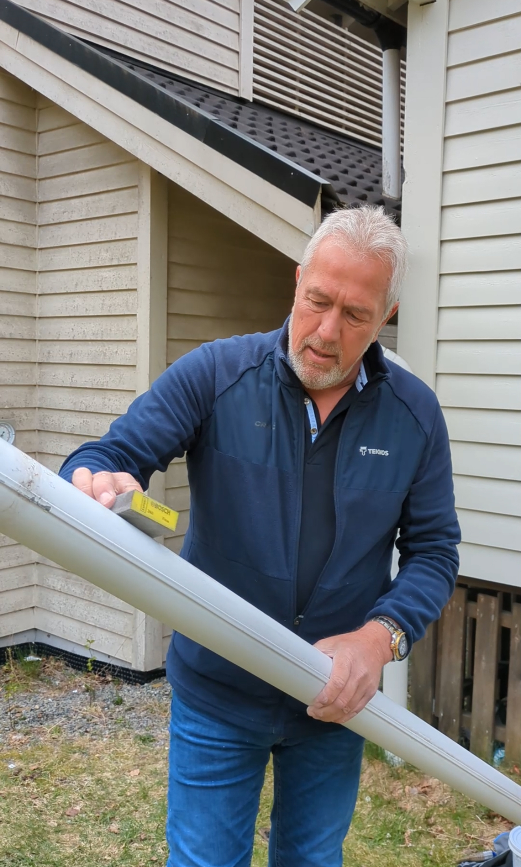 Per Morten Kværne sliper takrenne