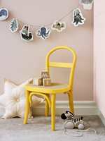 KULT MED GULT: Barnas møbler får nok mer juling enn andre møbler i hjemmet. Den slitesterke malingen Mood Professional Finish Helmatt er godt egnet oppgaven å freshe opp også en liten stol, fargen heter Mangogul 621.