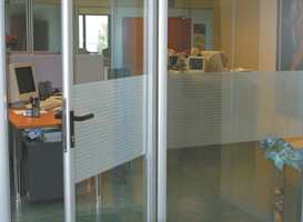 På arbeidsplasser med glassvegger og glassdører, kan vindusfolie skjerme arbeidsmiljøet. Foto:Inspirasjon Interiør AS