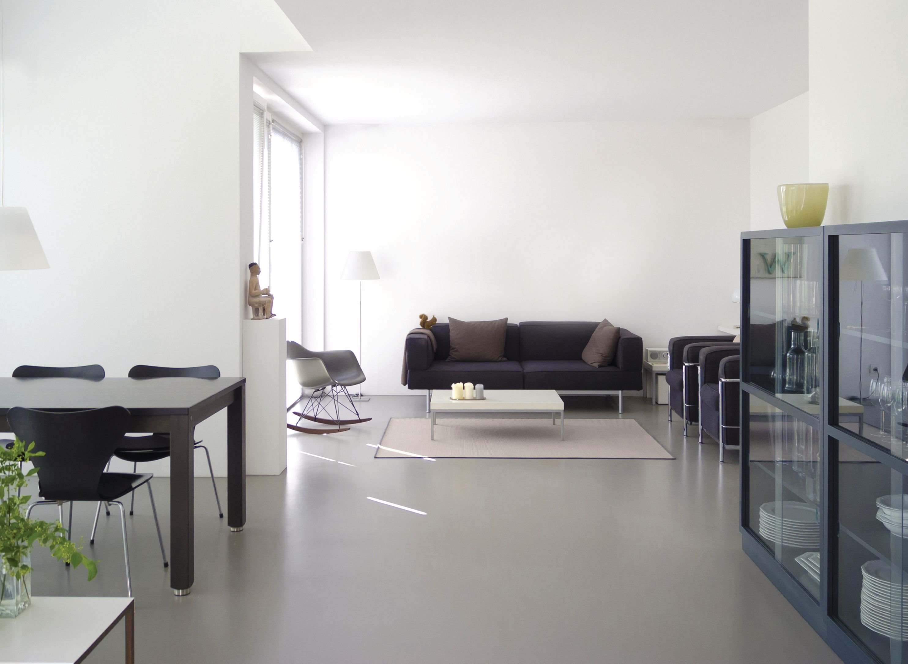 Stue med malt betonggulv.