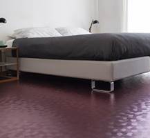 FARGE: Prøv å gå for en litt annen farge på gulvet. Et mørkt lilla gulv krever mindre oppmerksomhet i rommet som samme farge ville gjort på veggen. (Foto: Musum Interiør)