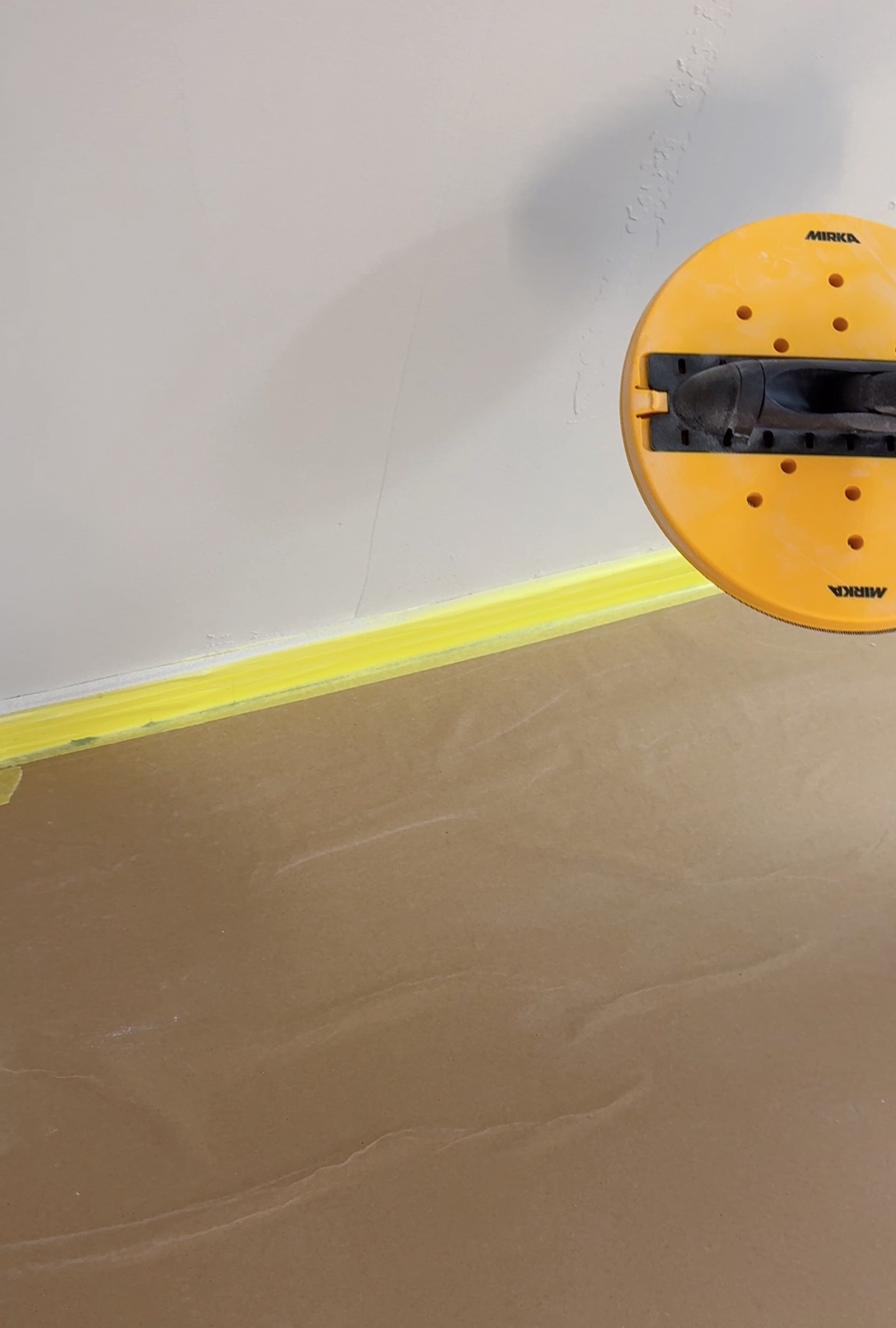 tildekt gulv og en et slipeverktøy.