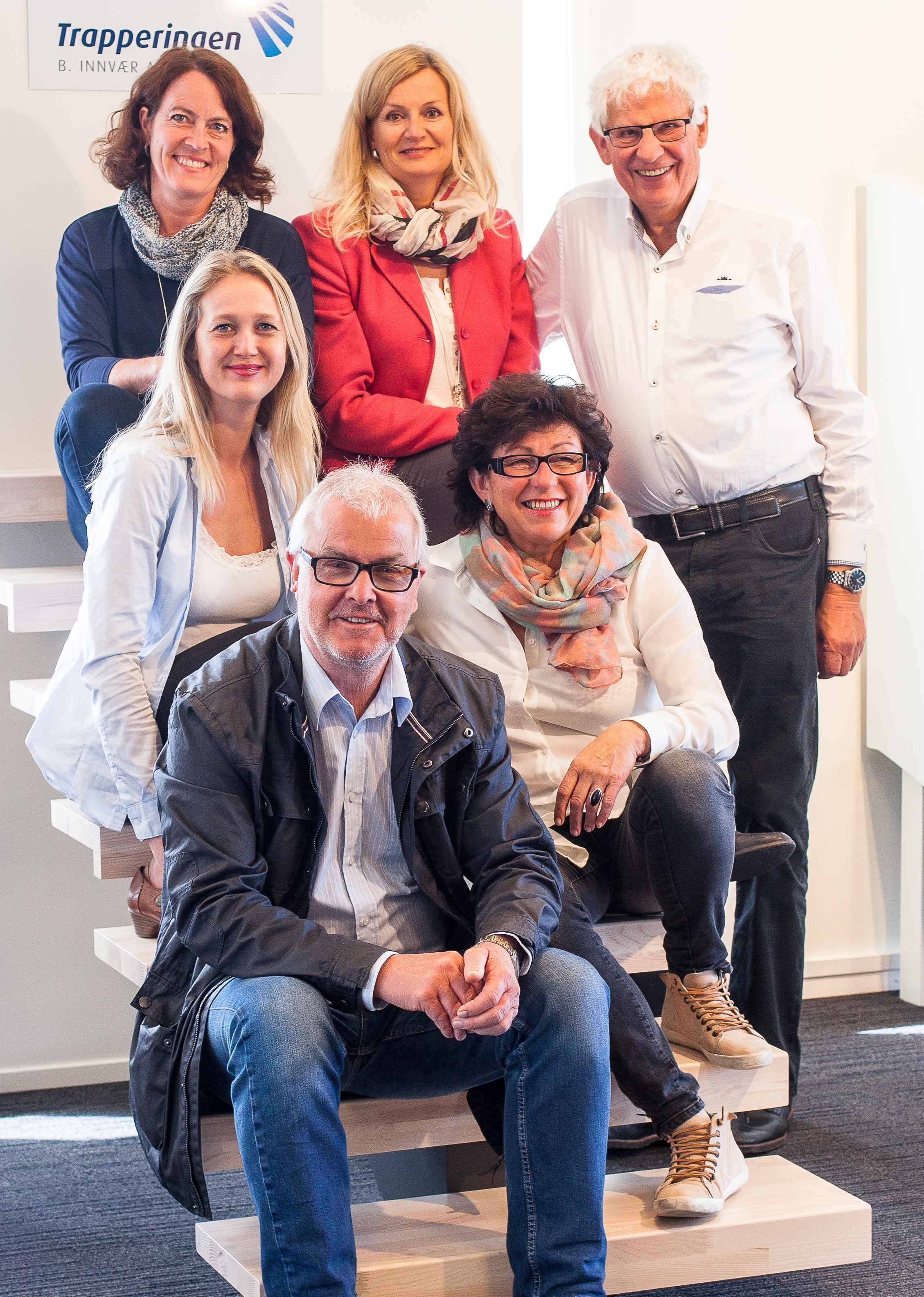 Erik W. Andersen AS består i dag av syv medarbeidere - fra toppen: Keth Berggraf (kontorsjef),  Jorunn W. Husebø (salgskonsulent),  Agnete Hetland (ordresjef), Vigdis Irene Jakobsen (salgskonsulent), Einar M. Lura (salgssjef) - og Erik W. til høyre.