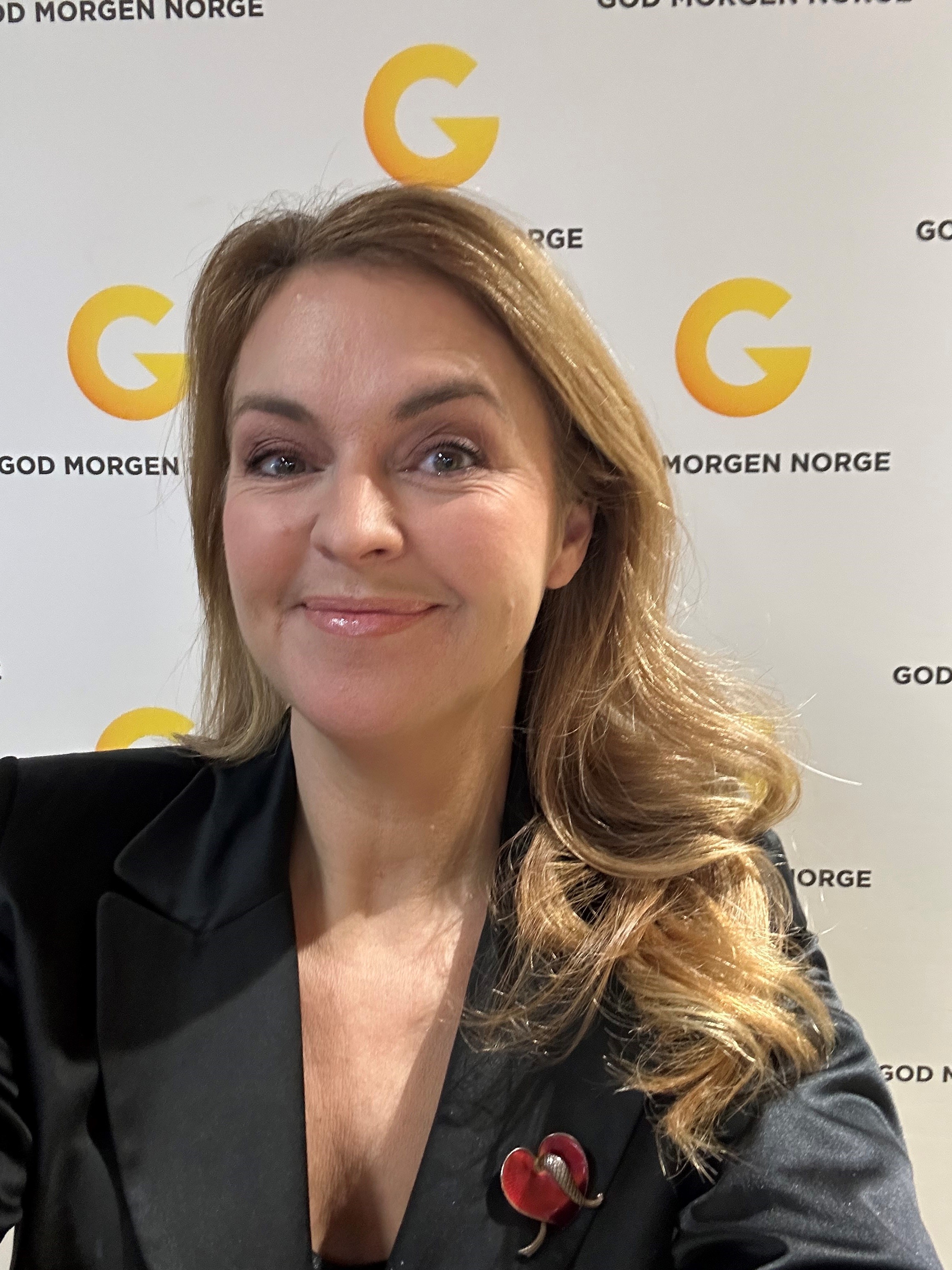 dame sort jakke gule bokstaver vegg