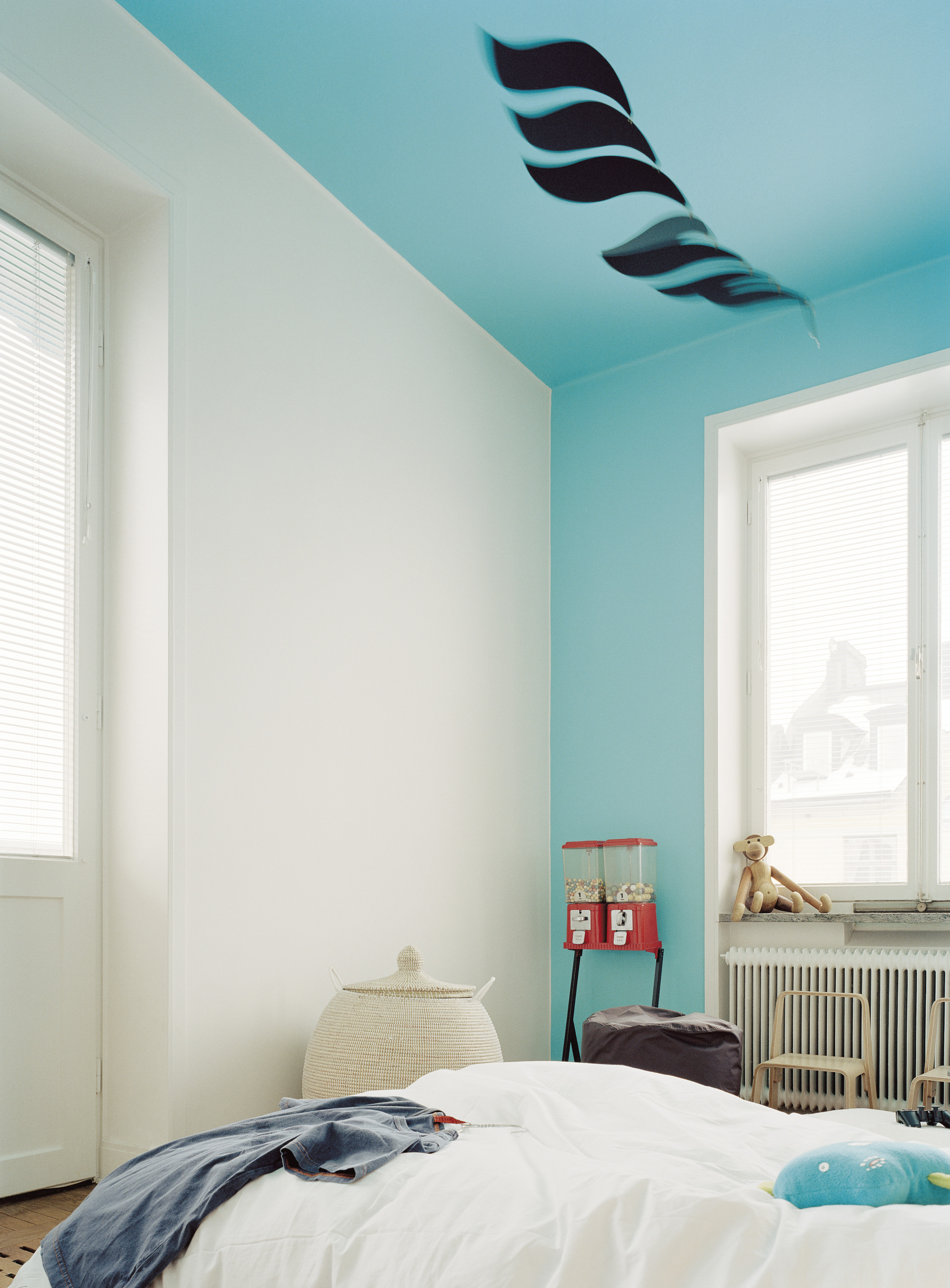 The sky is the limit! Hvorfor stoppe med malingen når du kommer opp til skillet mellom vegg og tak? Fortsette med veggfargen i taket – og gi rommet et løft! Her er brukt farge 1050-B30G. (Foto: Beckers)