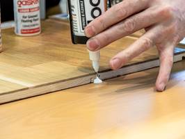MER  AVANSERT: Her viser  Jason Harral hvordan produktet Floor-Fix Pro brukes. Limet injiseres i et forboret  hull, og trekker ned mellom gulvet og underlaget, og stabiliserer ujevnhetene. Denne  oppgaven bør utføres av noen som vet hva de driver med.