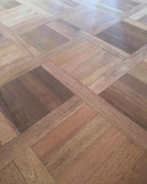 SLIP: Hvis du skal behandle et merbaugulv med en farget gulvolje, anbefales det &aring; slipe ned til bart treverk f&oslash;rst. Her er gulvet slipt og ubehandlet.