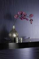 Aubergine og lilla er farger som fortsetter som trendfarger. Her en stripet tapet med sølv fra Interiøragenturer J. Sveen. 