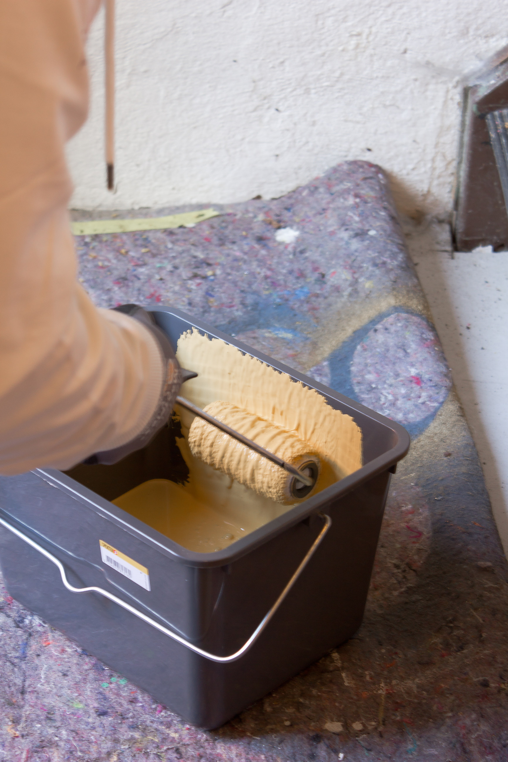 Dekk gulvet med malefilt for &aring; unng&aring; s&oslash;l.