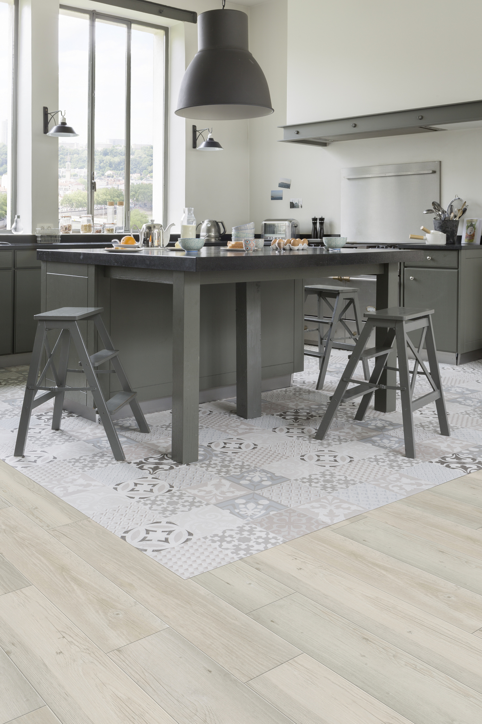 Klikkvinyl kan legges i de fleste rom, med unntak av våtrom. Men det er særlig egnet for rom som er utsatt for høy trafikk og søl, som kjøkken og entré. Her er klikkvinylen Virtuo Vinyl Lock Mia (treimitasjon) kombinert med Texline Provence Cream (marroka