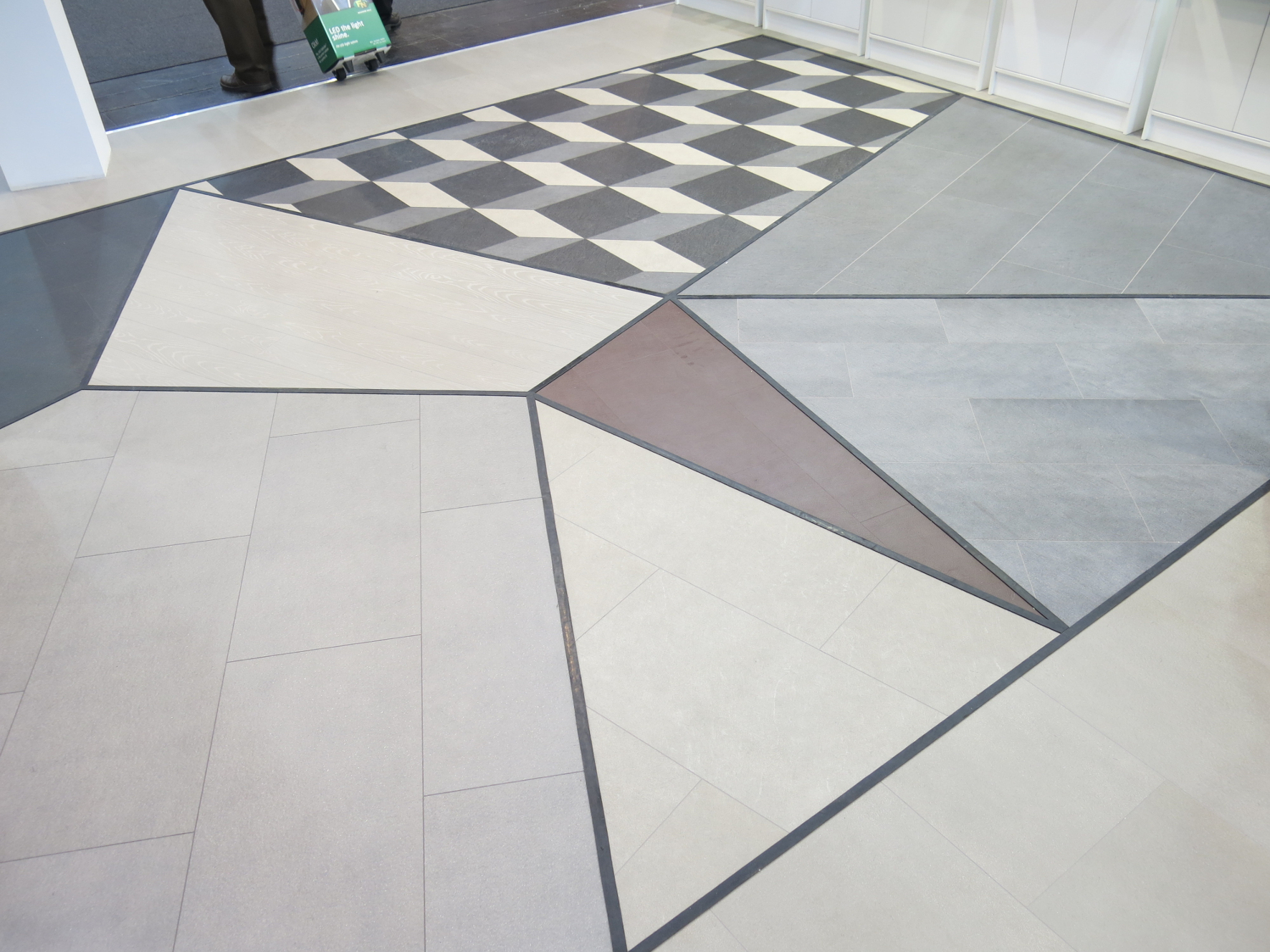 Trenden er &aring; bruke ulike fasonger og m&oslash;nstre.