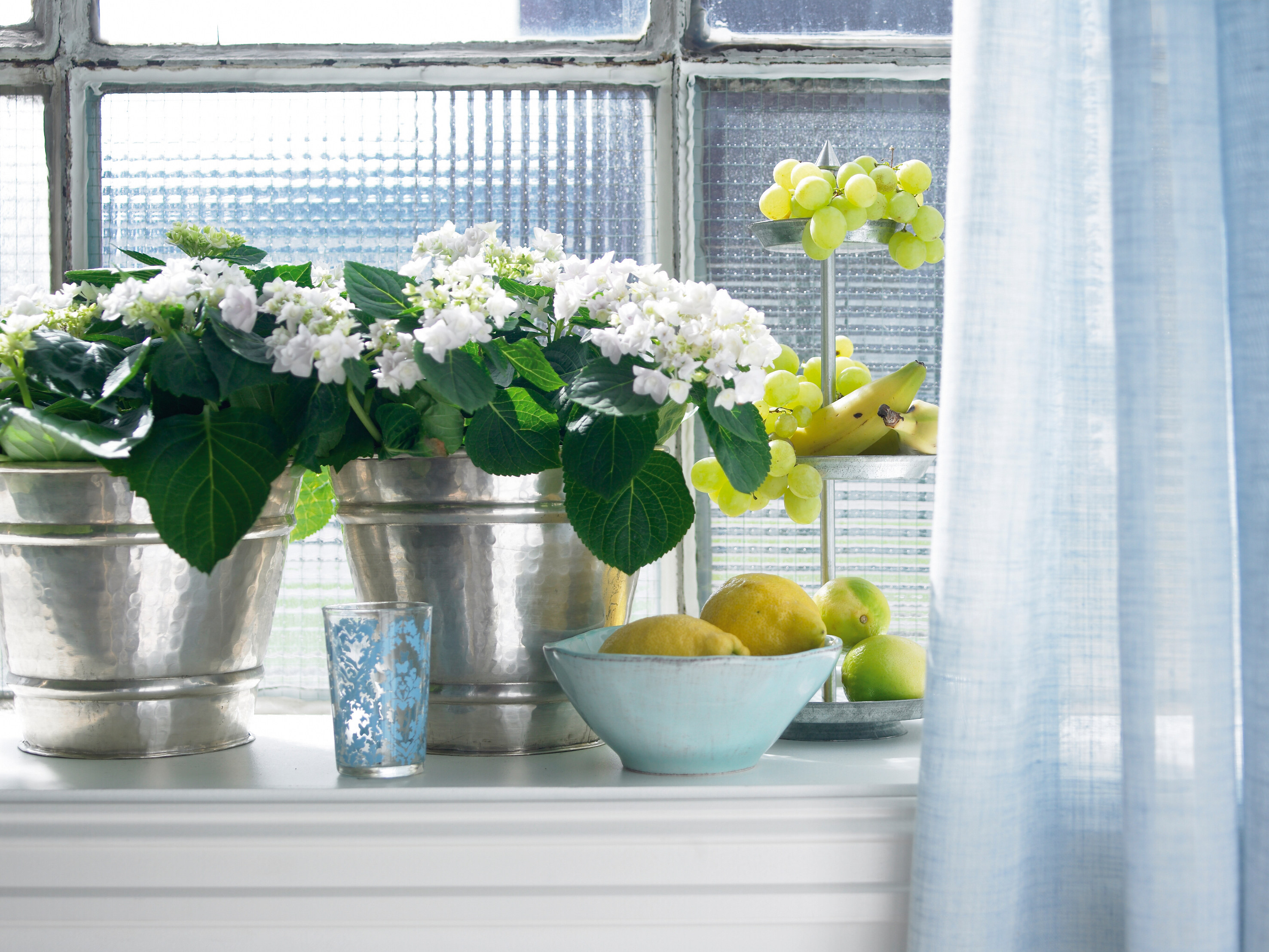 Detaljer i samme delikate pastelltoner som hovedfargene får friskt følge at grønt som ligger mellom gult og blått på fargesirkelen.