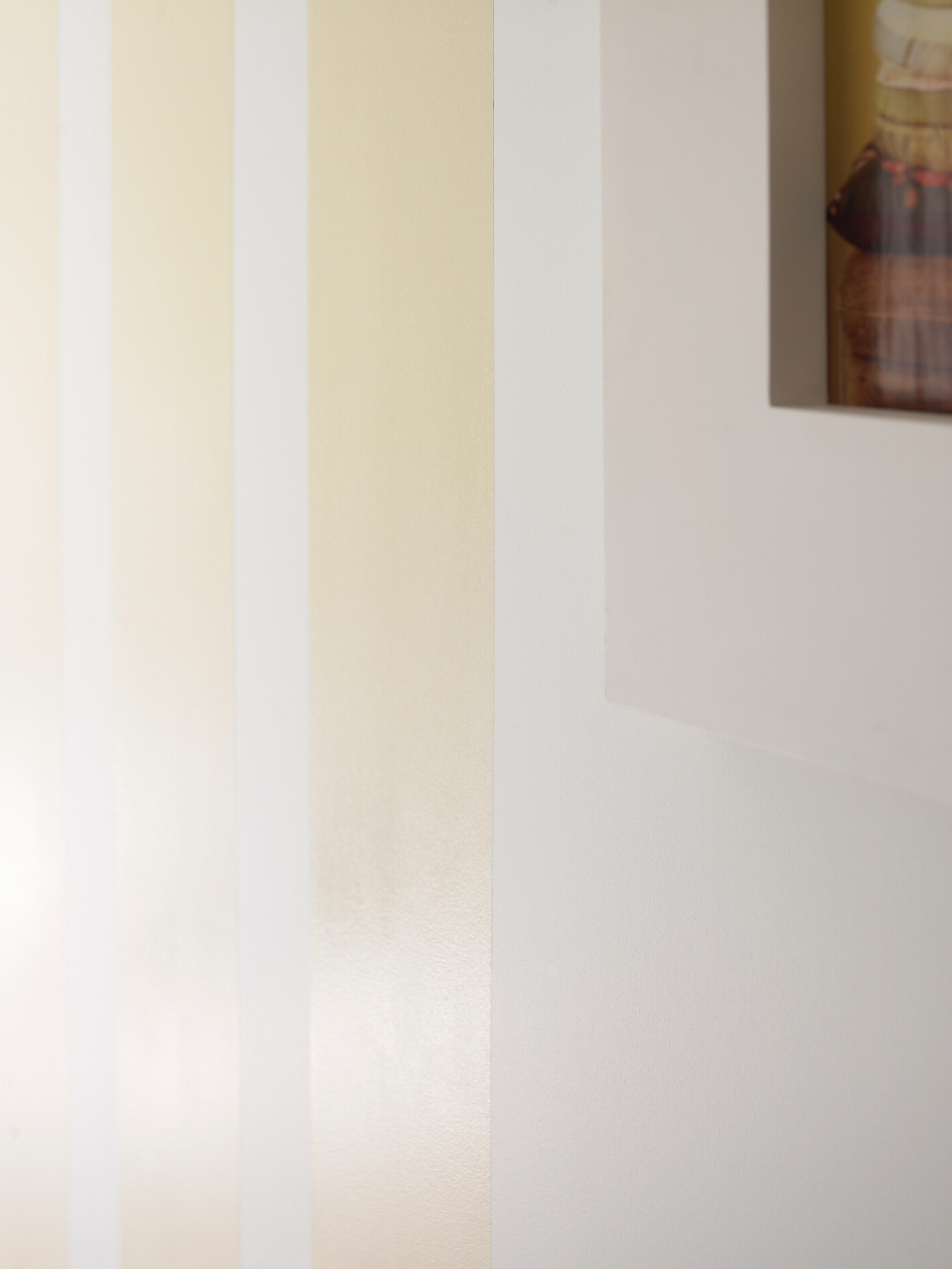 De gule stripene på veggen er malt med blank maling, dette skaper ekstra liv til den duse fargen og gir en fin kontrast til den matte bunnfargen.