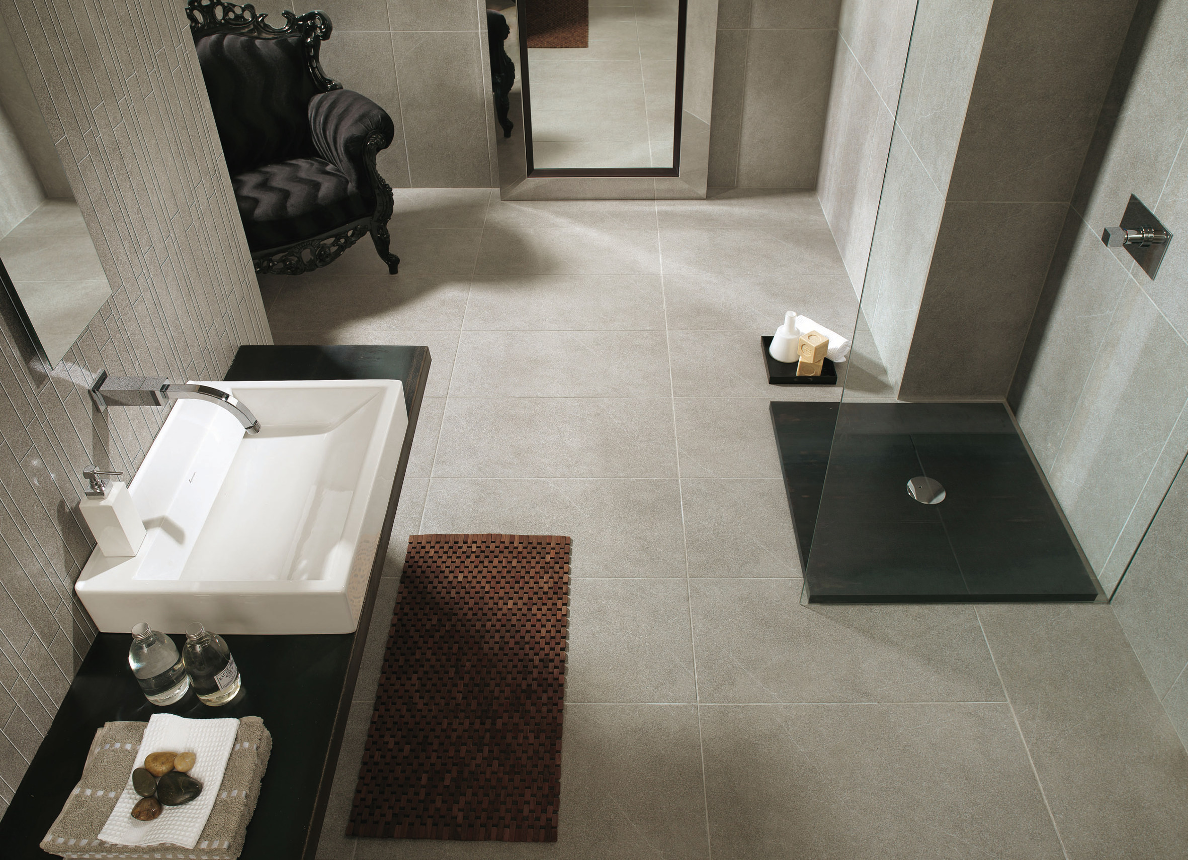 Smale speil skal det være. Her med flisene 