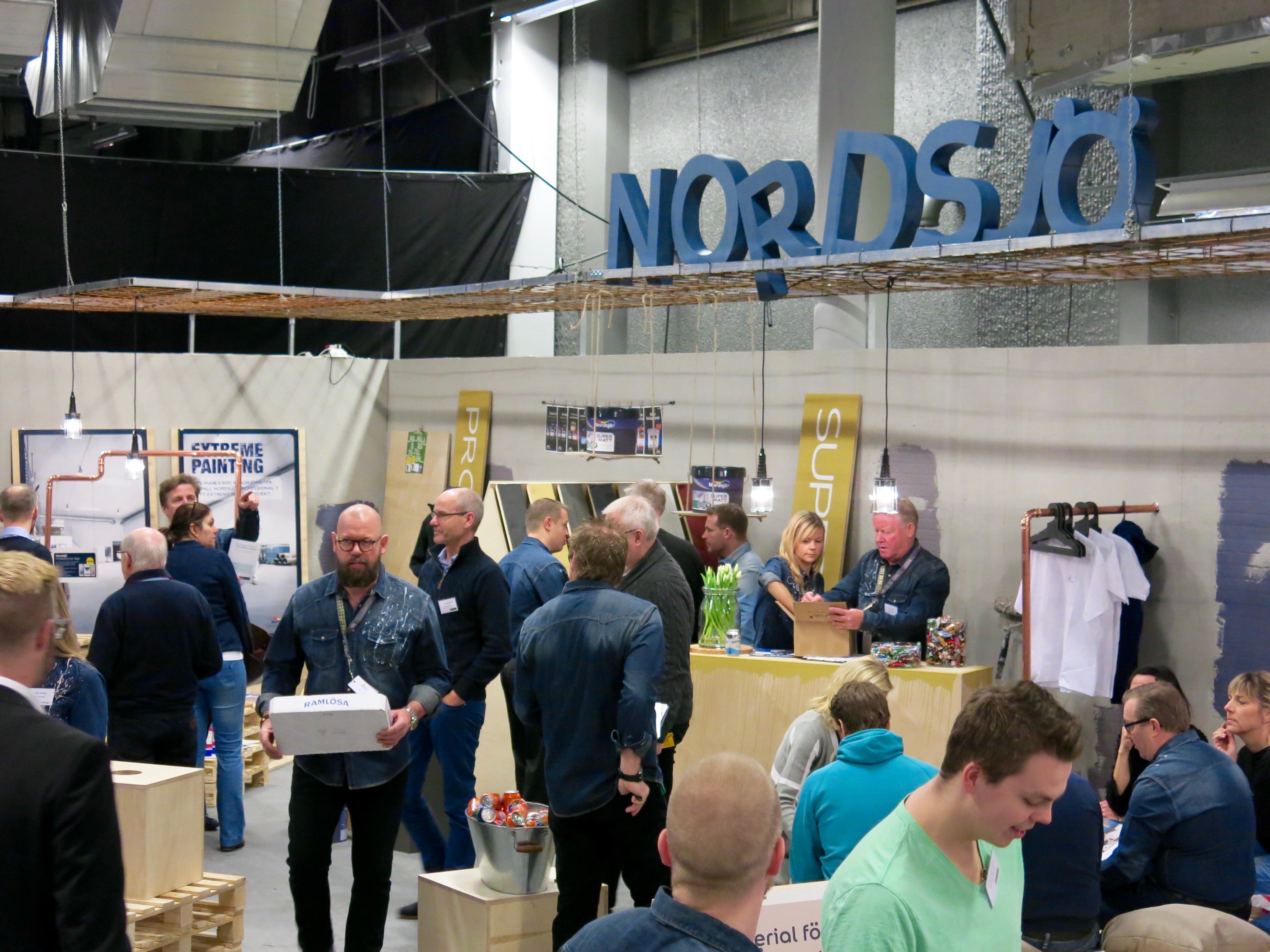 Det var mye folk og god stemning da Nordsjö Idé & Design inviterte til kjedesamling. 