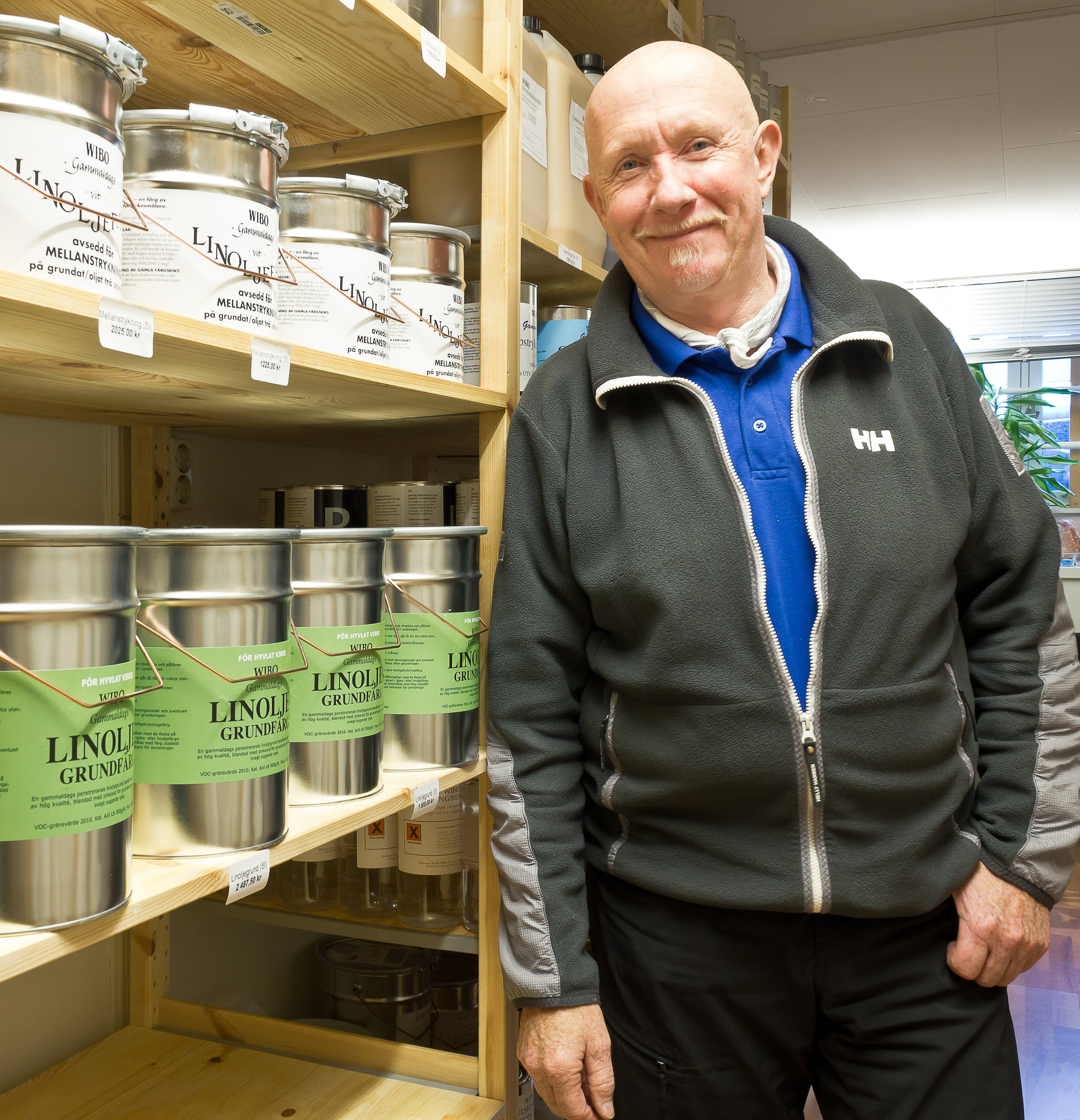 I 12 år har Johnny Spangen arbeidet med linoljemalinger, og i to år har han drevet malingutsalg på Vålerenga i Oslo.